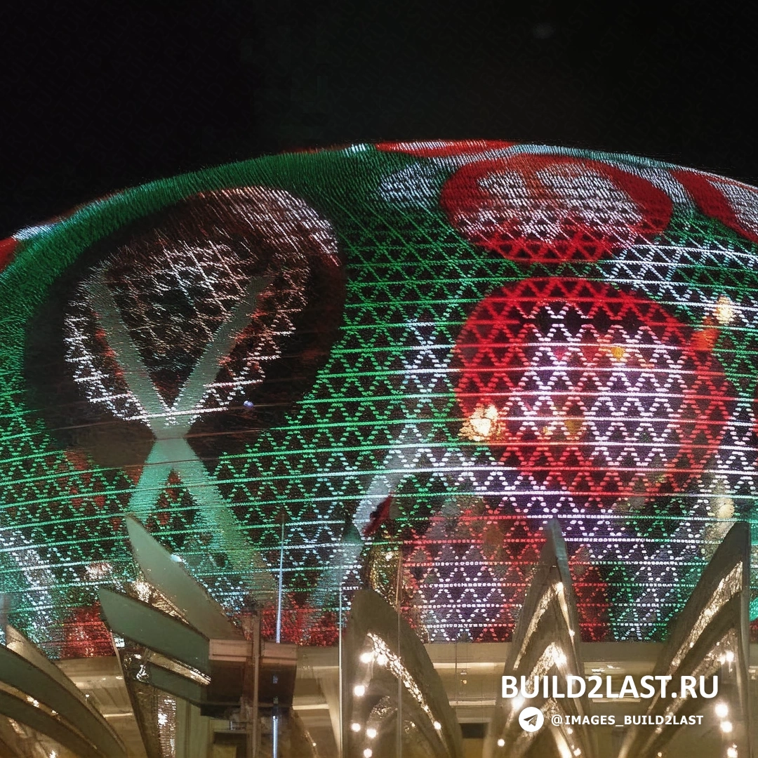 Фасад отеля-казино Grand Lisboa в Макао с био-технологичными элементами и достопримечательностями