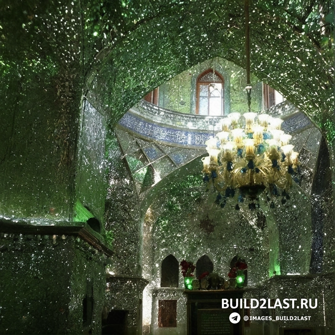 Изысканная мозаика и люстры мечети Шах-Черах в Ширазе, Иран.