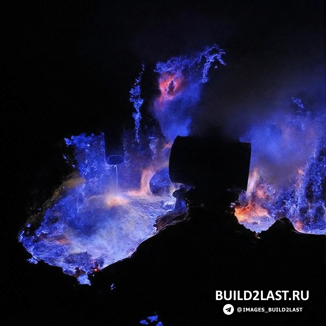 Вулкан Kawah Ijen с голубой лавой на острове в Индонезии, уникальная природная аномалия