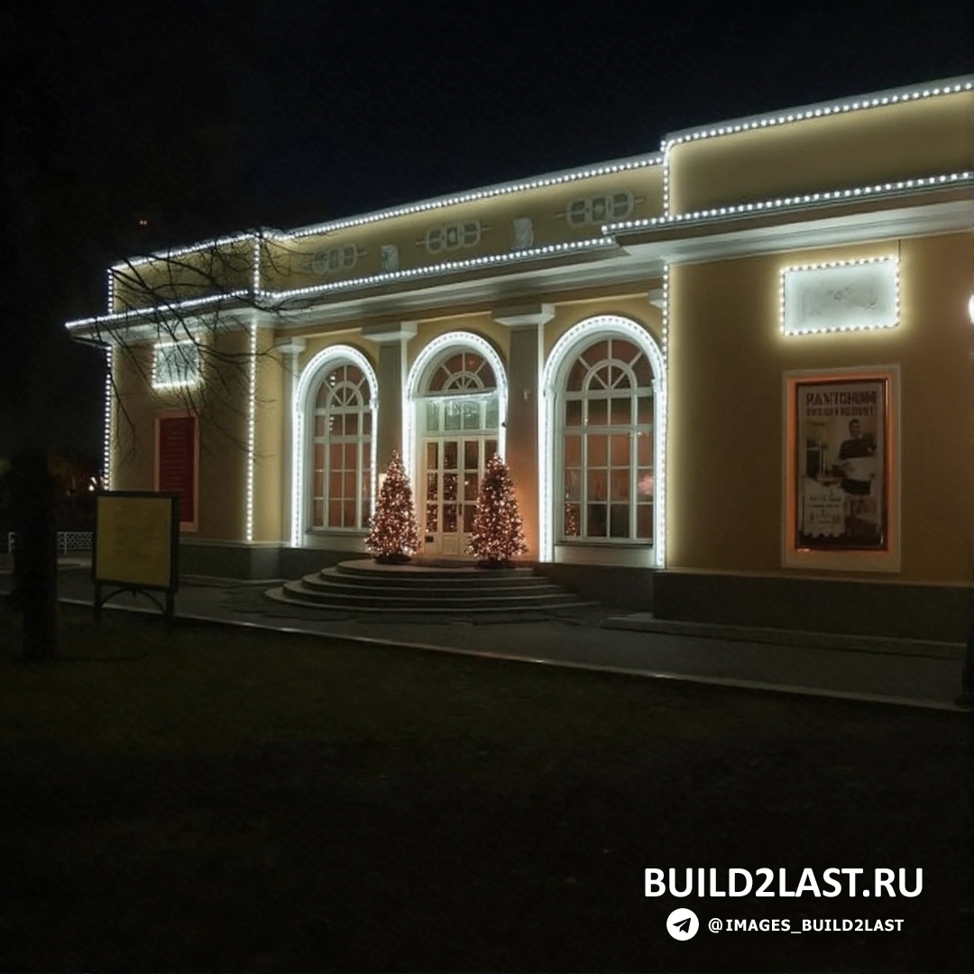 Загородный дом с уличным освещением и фасадом из дикого камня и светильниками